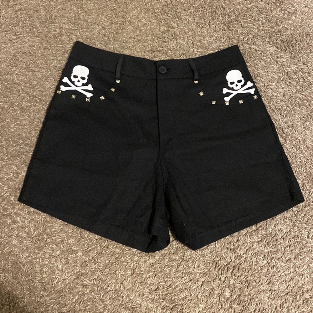 ROMWE Grunge Punk Kpop Skull Print Studded Shorts